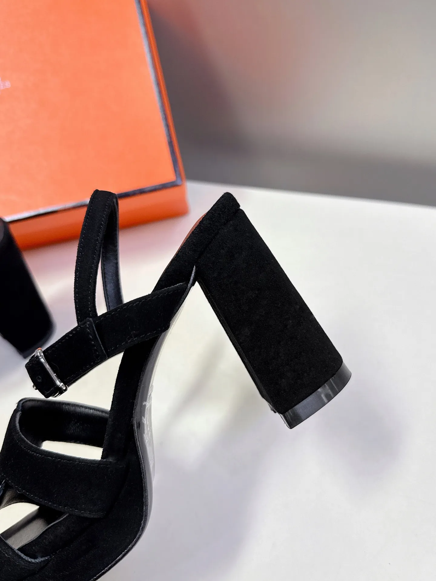 👟👟Ex-factory price 620👟👟 Hermès new spring and summer high-heeled sandals 🧡Upper: imported first-layer suede cowhide, mixed lambskin for feet, original leather outsole. You get what you pay for, genuine materials, whether it is leather, last shape, sole, or craftsmanship, all are consistent with ZP❗️ 🧡Suede high-heeled sandals, classic "H"-shaped upper with flexible ankle strap to highlight the slender ankle, about 9 cm high heels to reshape the body shape, genuine leather soles to enhance style, simple and smooth design, creating a fashionable and feminine look.  🧡Size: 35-39 yards (40 can be customized with no return or exchange) 🧡Color: multi-color 🧡Heel height: about 9 cm at the heel and 2 cm at the bottom